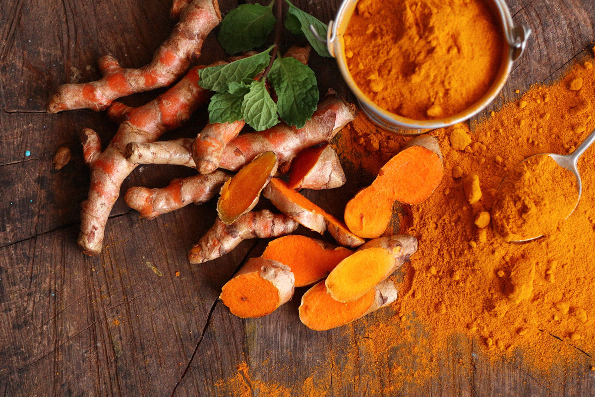 fresh-tumeric-and-power-on-table